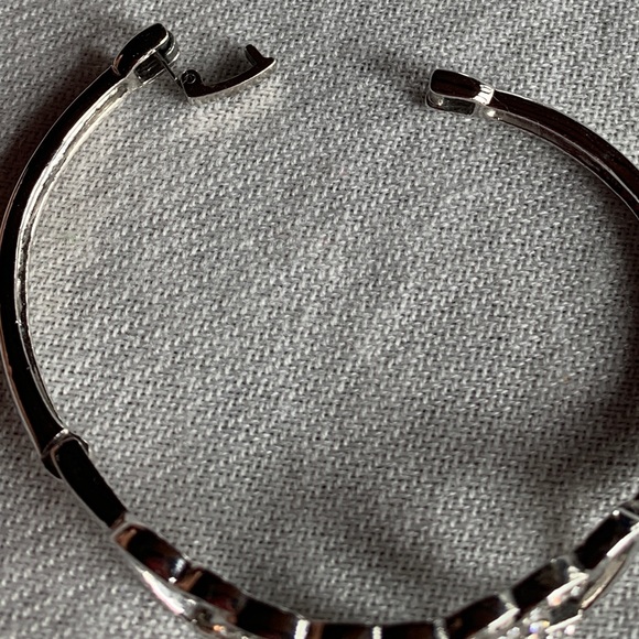 Heart cuffed hinged silver bracelet. - Picture 3 of 4